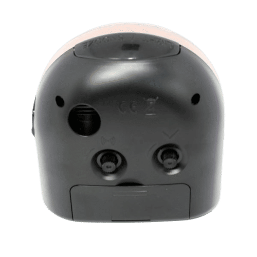 Arrière du réveil en plastique sombre avec ouvertures de connexion