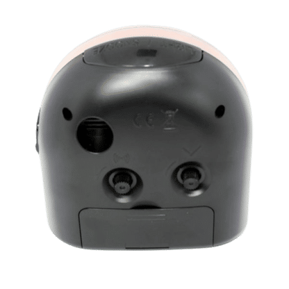 Arrière du réveil en plastique sombre avec ouvertures de connexion