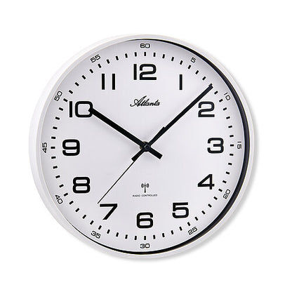 Horloge murale blanche avec chiffres analogiques, aiguilles noires et logo Atlanta, mouvement radio-piloté
