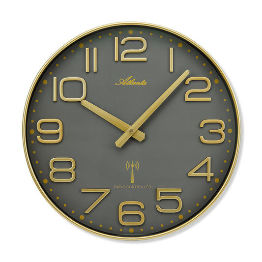 Horloge murale avec cadre doré, cadran gris et grands chiffres arabes dorés, radio-pilotée.
