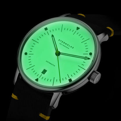 Montre automatique avec boîtier en acier, cadran à luminescence verte et bracelet en cuir avec accents jaunes