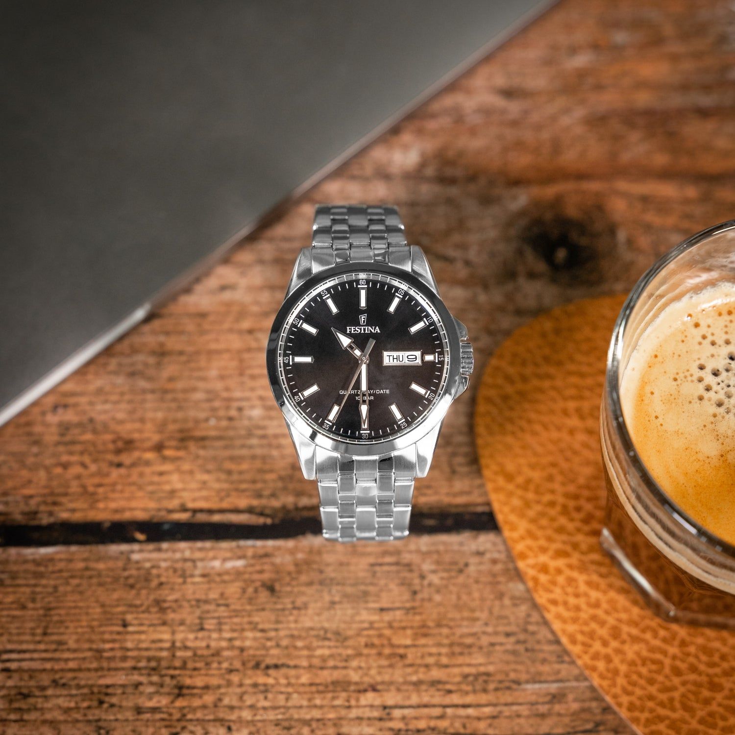 Herrenuhr von Festina mit schwarzem Zifferblatt, Edelstahlarmband und klaren Markierungen