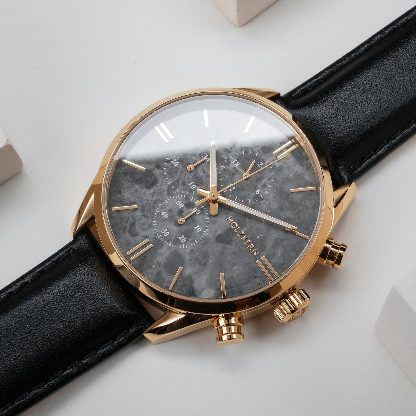Holzkern Armbanduhr mit schwarzem Lederband, goldenem Gehäuse und Marmorzifferblatt