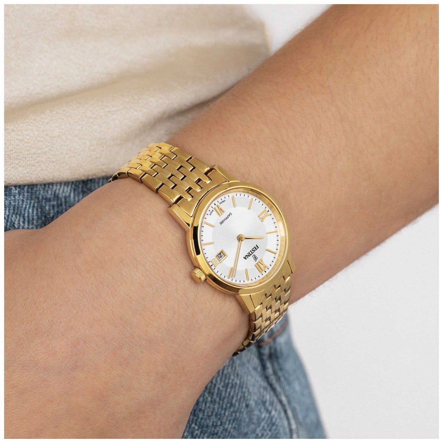 Goldfarbene Damenuhr am Handgelenk, Metallarmband, weißes Zifferblatt mit Saphir-Markierung