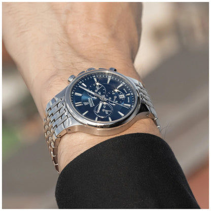 Festina Chronograph-Herrenuhr am Handgelenk mit blauem Zifferblatt und Edelstahlband
