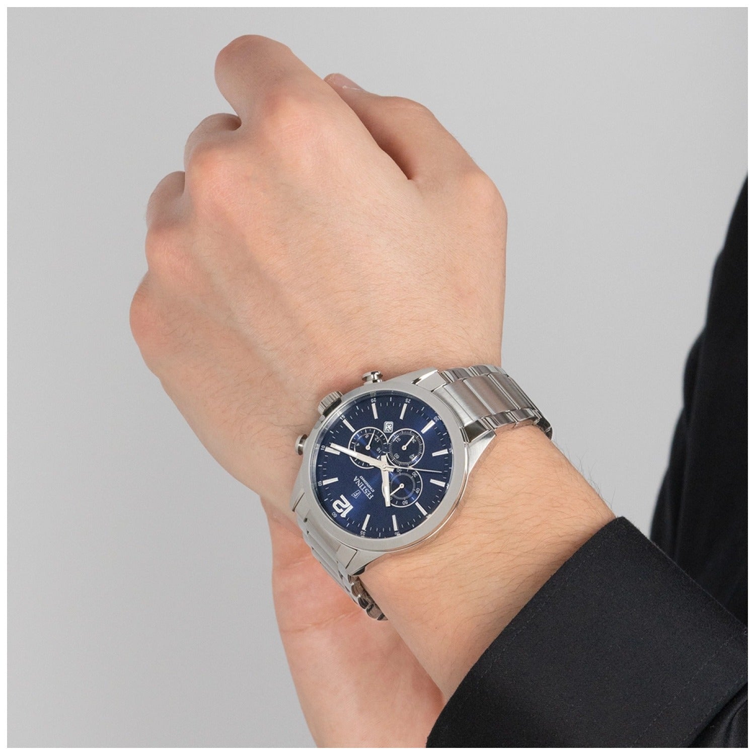 Festina Chronographen-Uhr am Handgelenk, dunkelblaues Zifferblatt, Edelstahlarmband