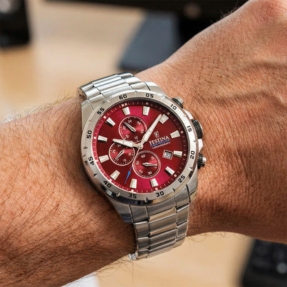 Festina Chronograph-Herrenuhr am Handgelenk: rotes Zifferblatt, Edelstahlarmband, Drücker