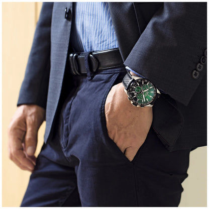 Festina Chronograph an Handgelenk, schwarzes Lederband mit grünem Zifferblatt