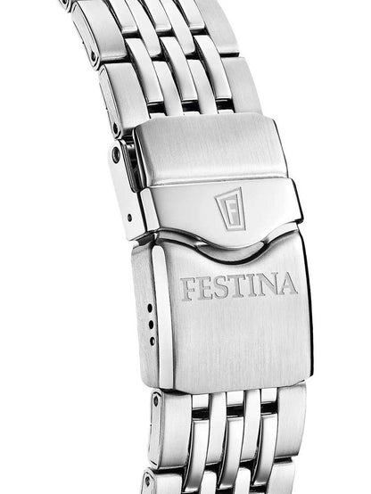 Silberfarbene Herrenuhr mit Metallarmband und Schließe, geprägtem Logo