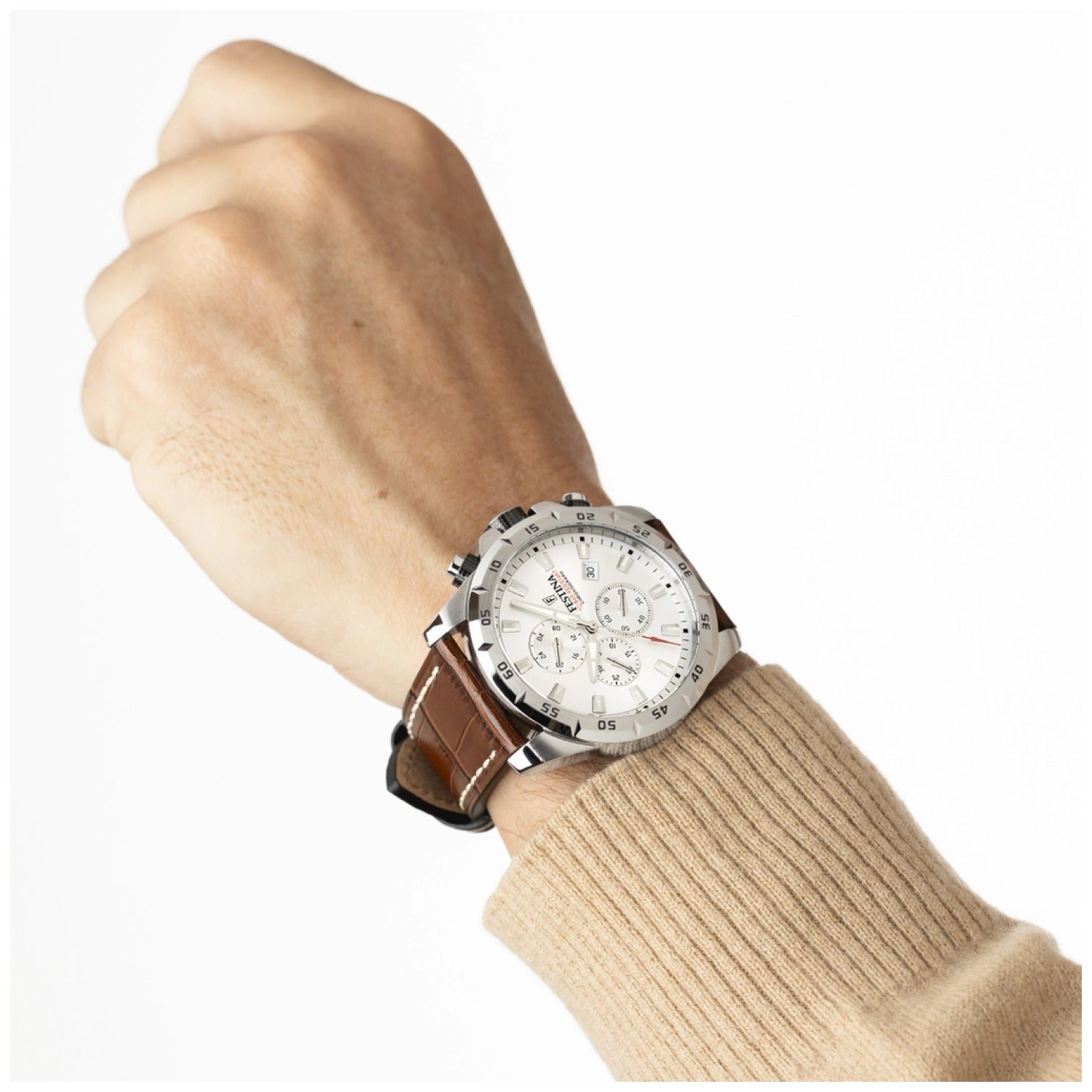 Festina Chronograph Herrenuhr mit braunem Lederarmband und silbernem Gehäuse auf Handgelenk