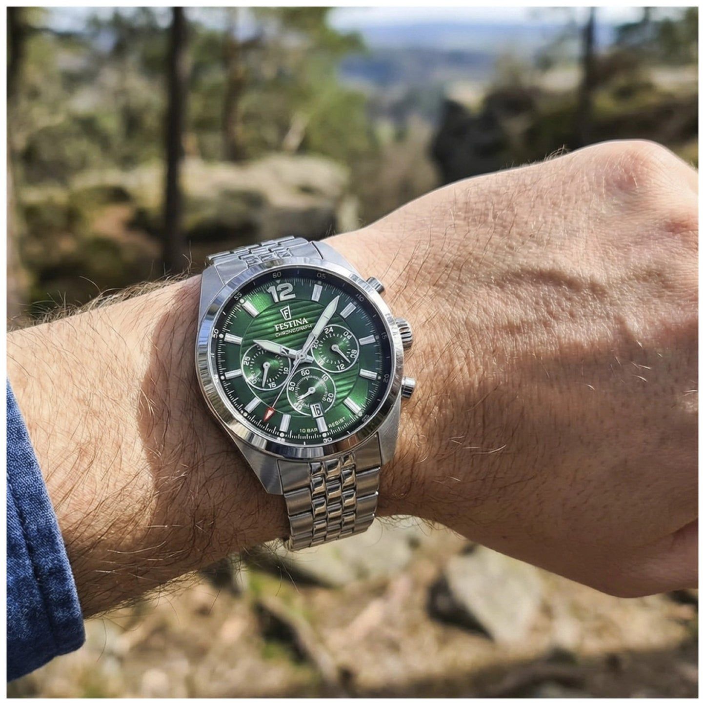 Festina Herren-Chronograph: grüne Zifferblatt-Armbanduhr mit Metallarmband am Handgelenk