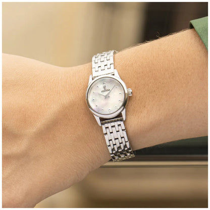 Damen-Armbanduhr Festina am Handgelenk, Edelstahlgliederband und Perlmuttzifferblatt