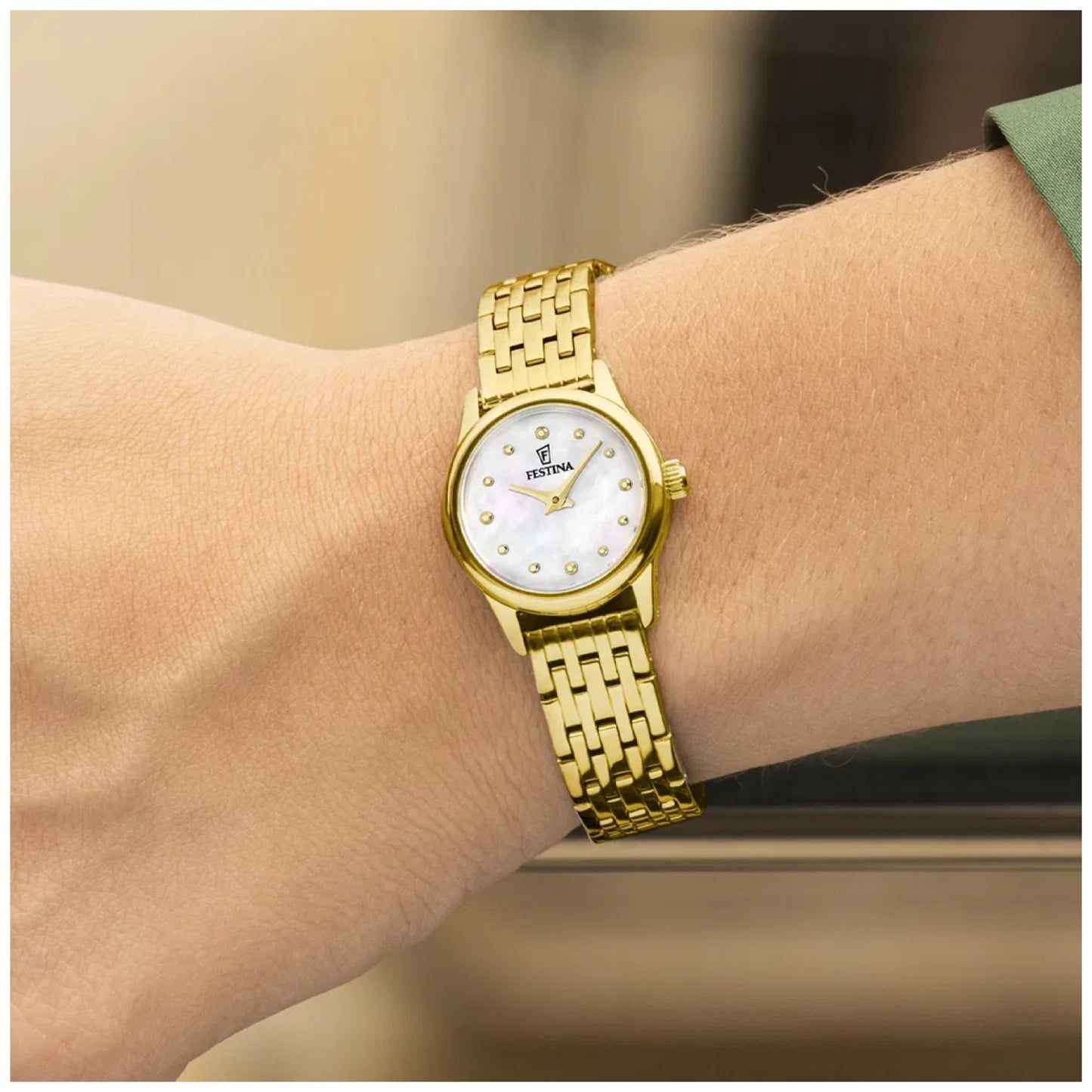 Festina Damenarmbanduhr am Handgelenk, Perlmutt-Zifferblatt und metallfarbenes Gliederarmband