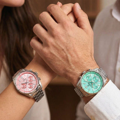 Deux chronographes en acier inoxydable au poignet : cadran rose et cadran turquoise