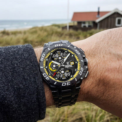 Herren-Chronograph mit schwarzem Gehäuse, gelben Akzenten und Metallarmband