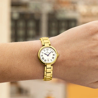 Damenarmbanduhr am Handgelenk mit goldfarbenem Metallarmband und weißem Zifferblatt
