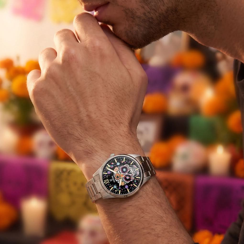 Festina Herrenarmbanduhr mit buntem Totenkopf-Zifferblatt am Handgelenk