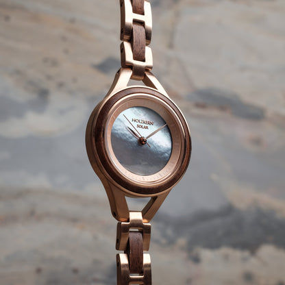 Damenarmbanduhr mit roséfarbenem Gehäuse und blauem Zifferblatt, seitliche Ansicht des Armbands