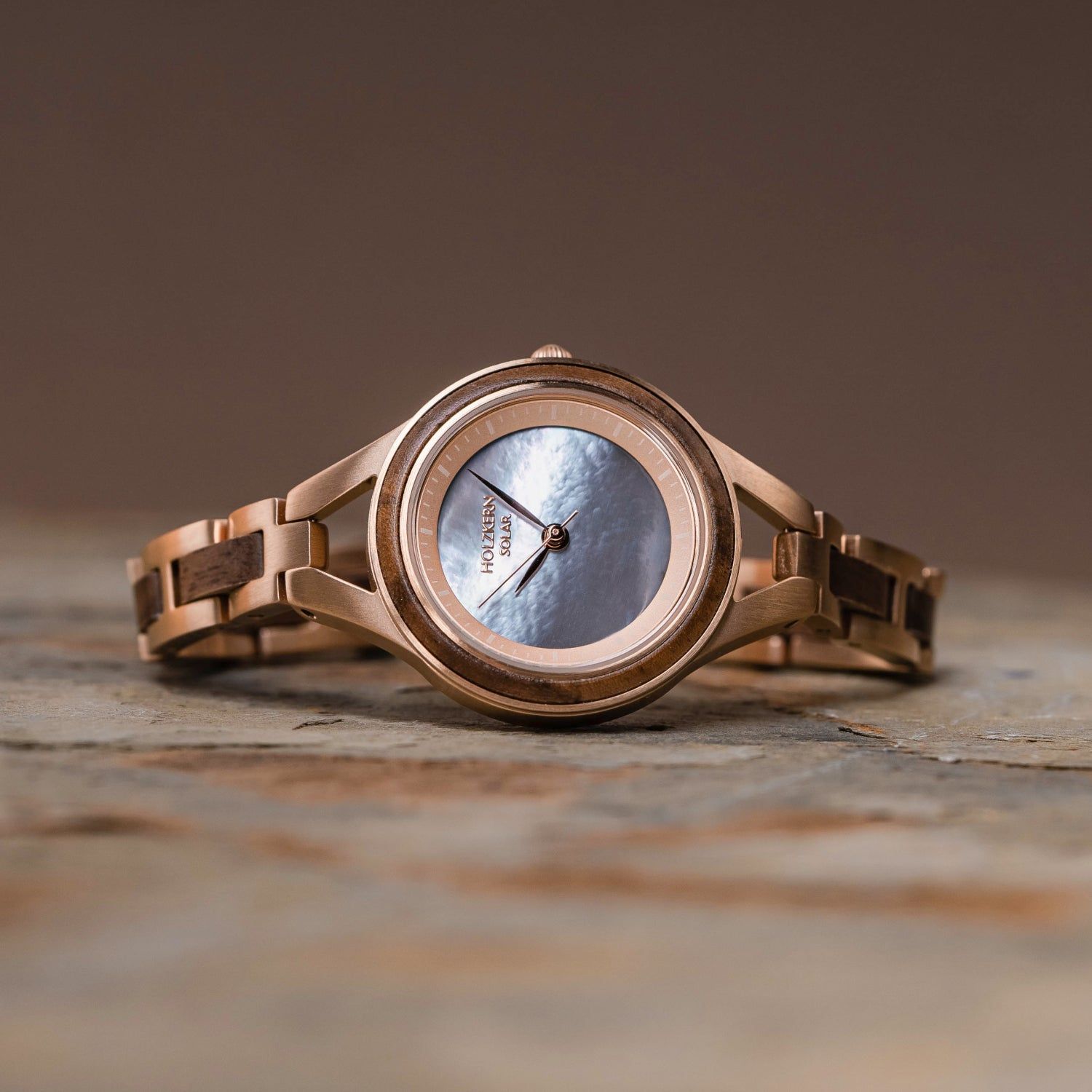 Damenarmbanduhr mit rundem roséfarbenem Gehäuse, blauem Zifferblatt und Gliederarmband