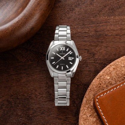 Festina Herrenuhr mit schwarzem Zifferblatt und römischen Ziffern, Datumsfenster, Edelstahl