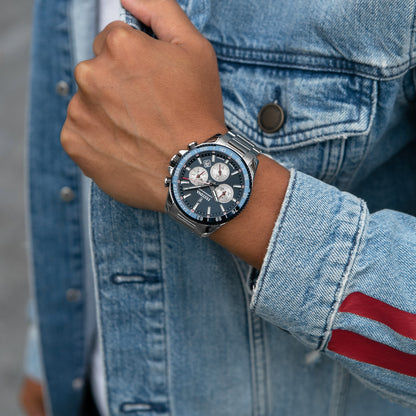 Festina Chronographen-Uhr am Handgelenk, blaues Zifferblatt, silbernes Edelstahlgehäuse