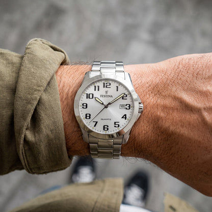 Festina Herrenuhr am Handgelenk: weißes Zifferblatt, silbernes Edelstahlarmband