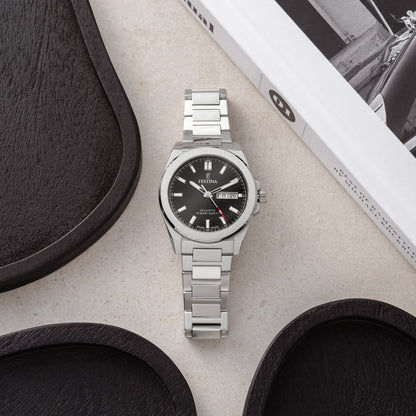 Festina Herrenarmbanduhr mit schwarzem Zifferblatt und Metallarmband mit Indexen.
