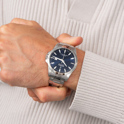 Festina Herrenarmbanduhr am Handgelenk mit blauem Zifferblatt und Metallarmband