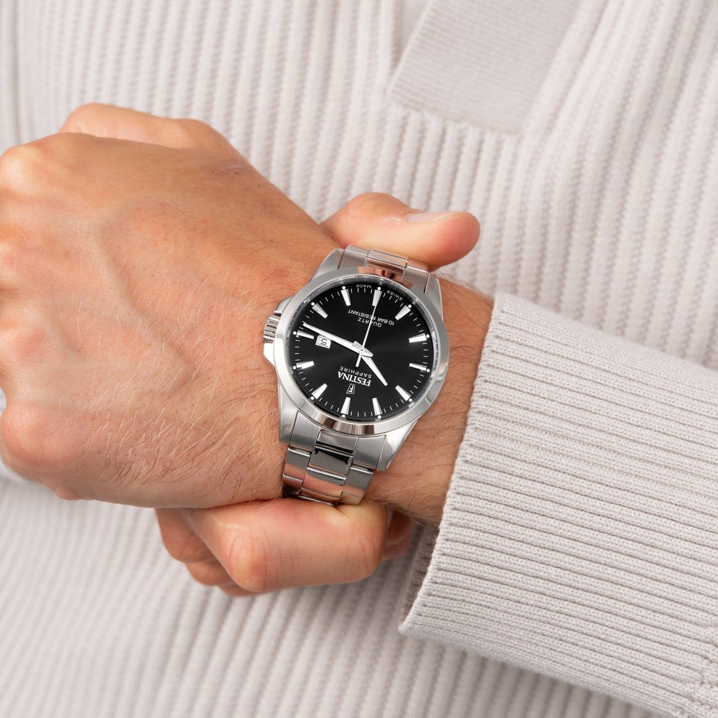 Herrenarmbanduhr Festina am Handgelenk, schwarzes Zifferblatt und Edelstahlarmband