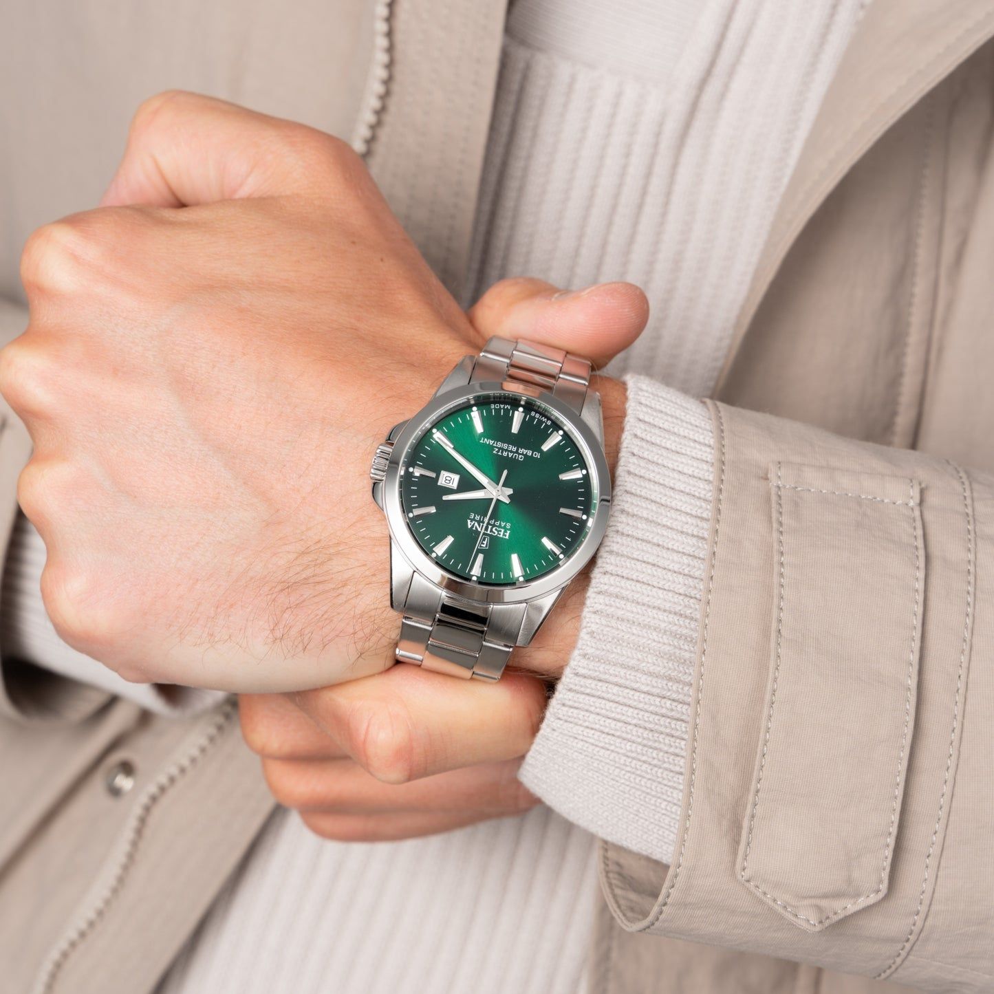 Festina Herrenuhr am Handgelenk mit grünem Zifferblatt und Edelstahlarmband