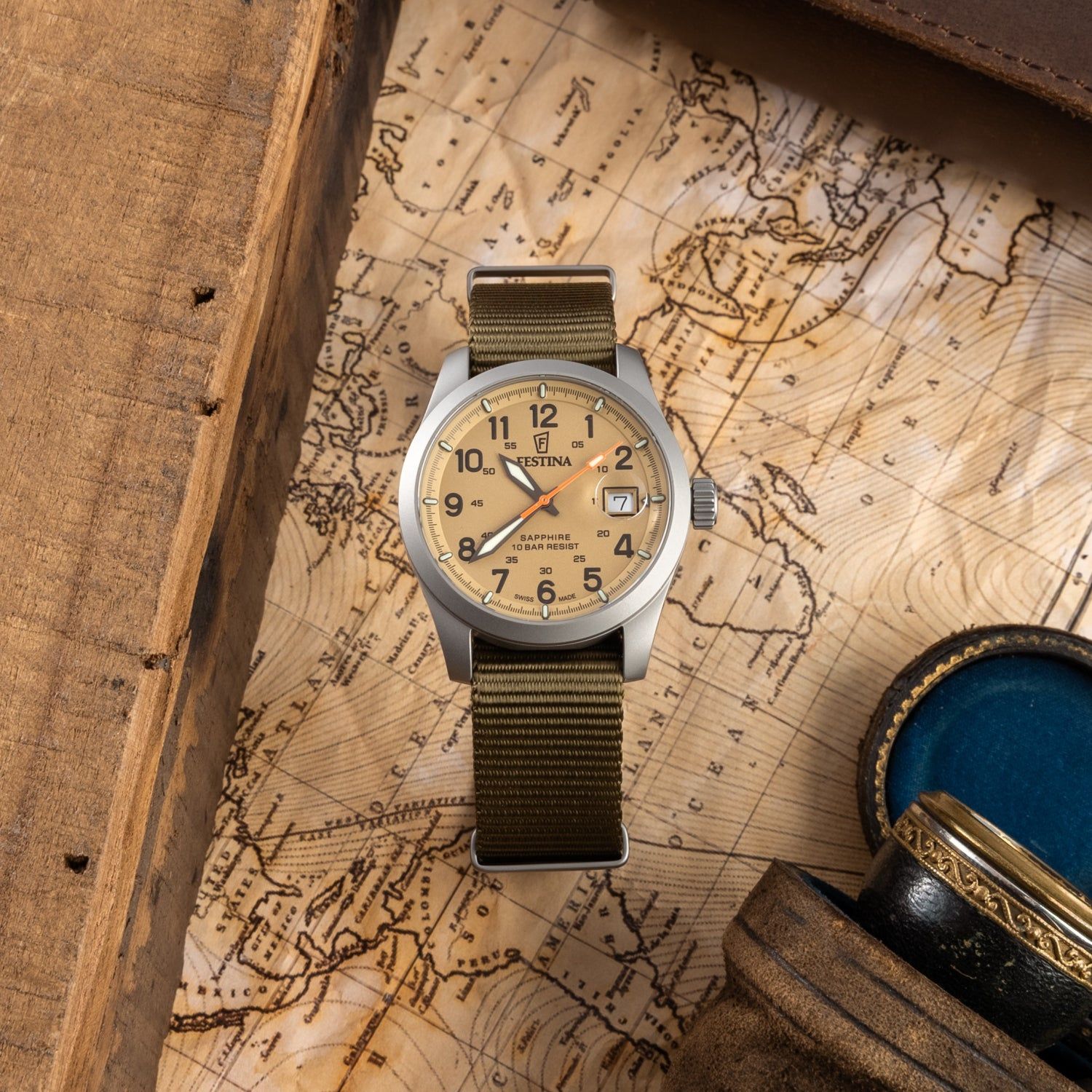 Festina Herrenuhr mit grünem Textilarmband, rundem beigem Zifferblatt und Datumsfenster