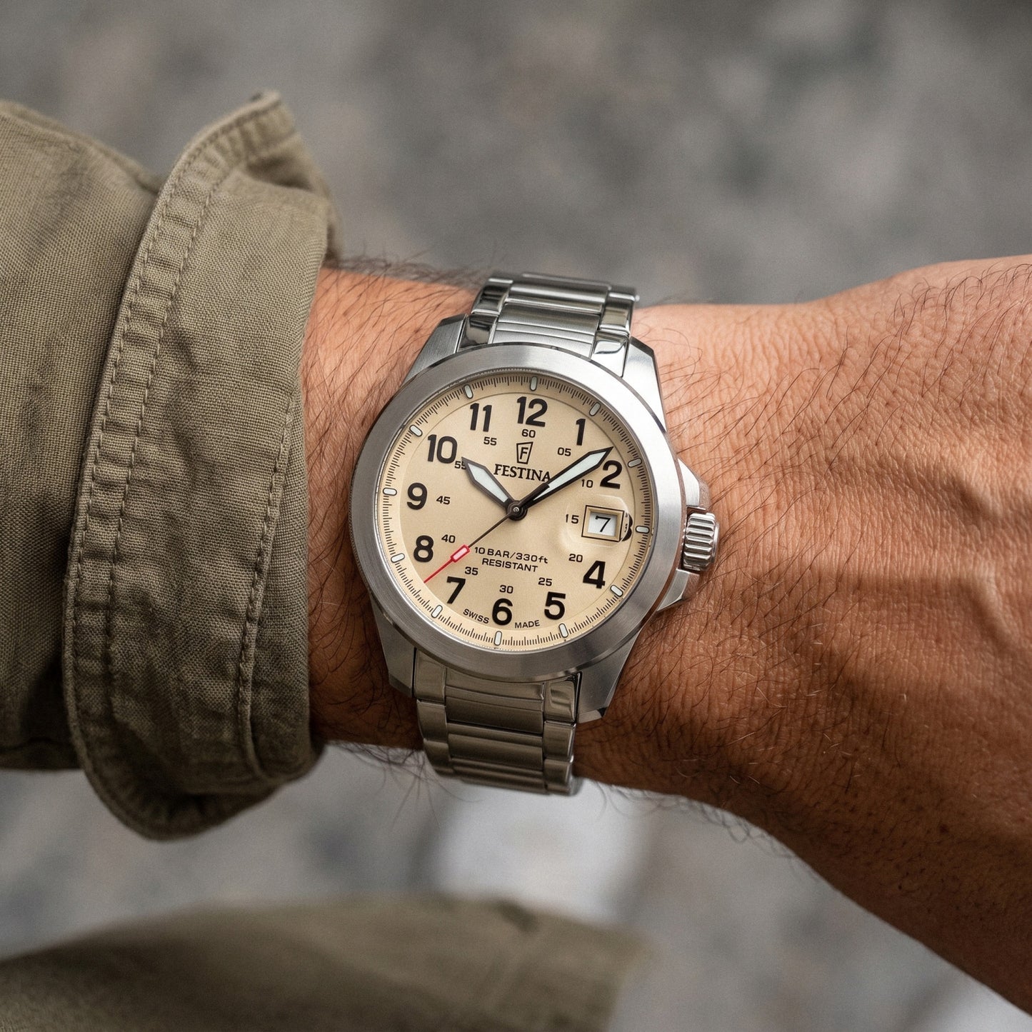 Herrenarmbanduhr Festina Field mit silbernem Metallband und weißem Zifferblatt