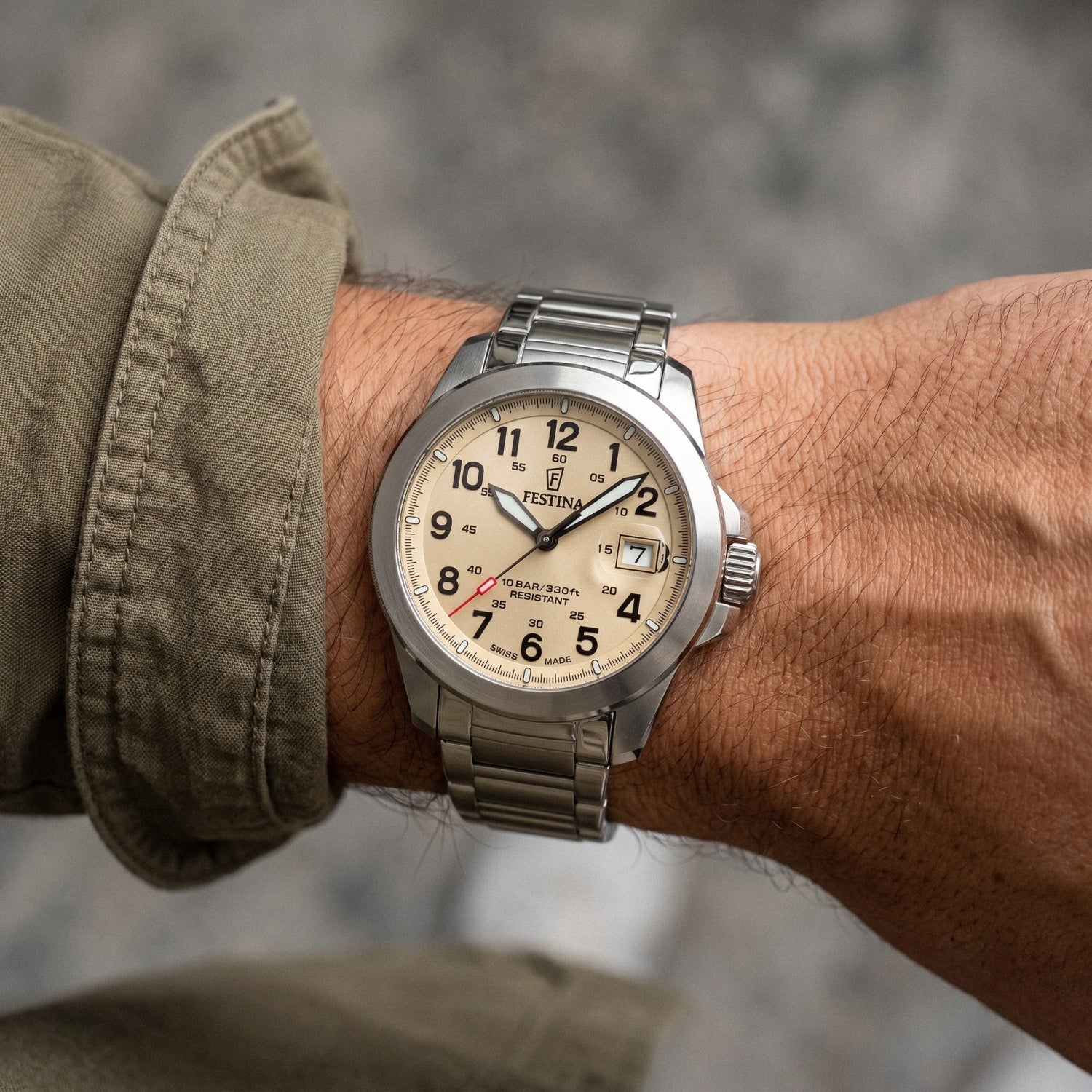 Herrenarmbanduhr Festina Field mit silbernem Metallband und weißem Zifferblatt