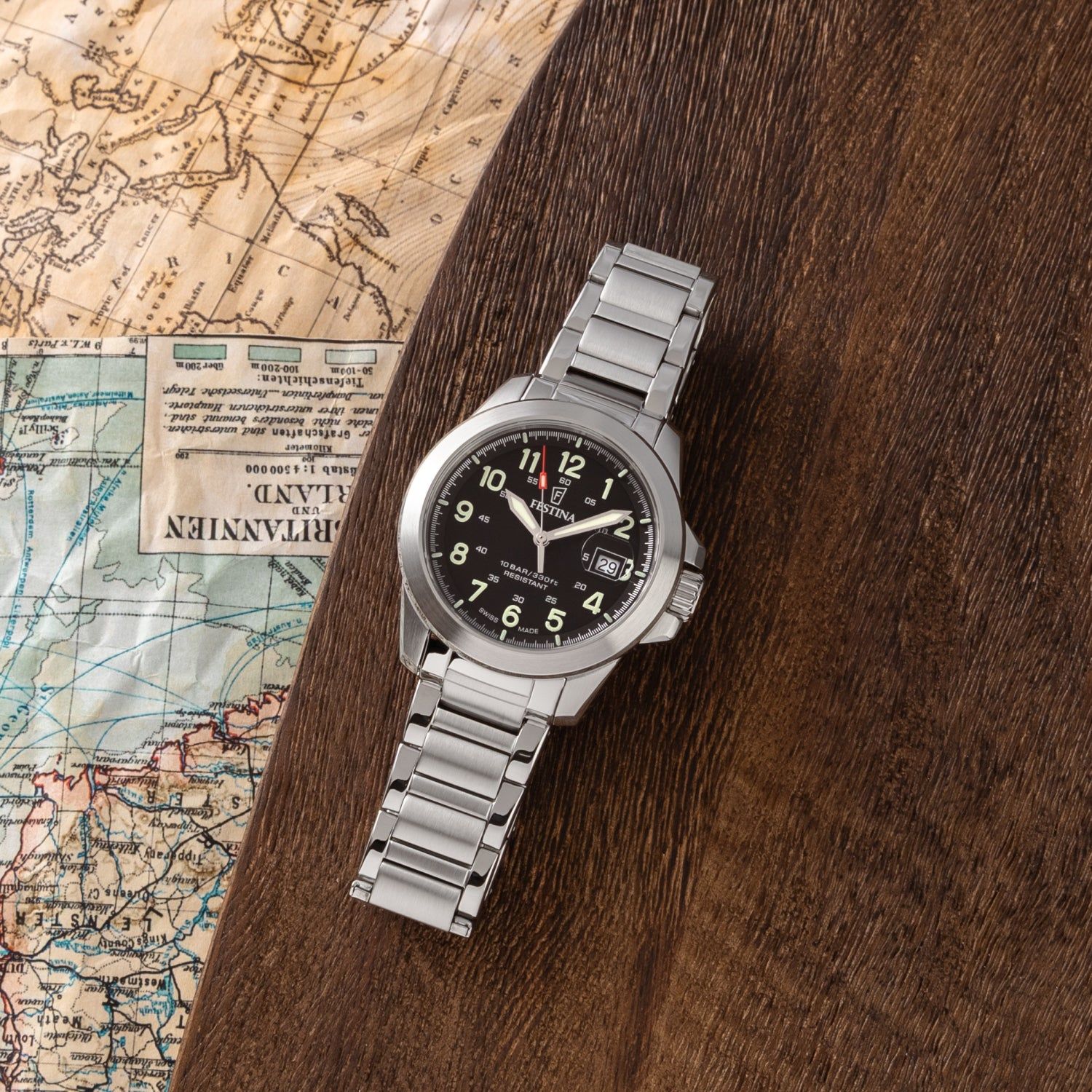 Festina Herrenuhr mit silbernem Edelstahlband und schwarzem Zifferblatt