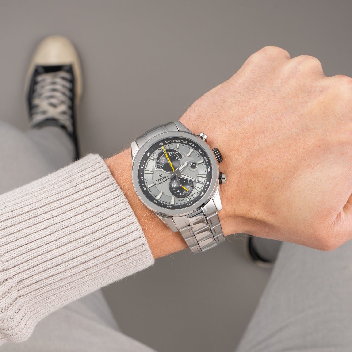 Festina Herren-Chronographuhr mit grauem Zifferblatt und Edelstahlarmband am Handgelenk