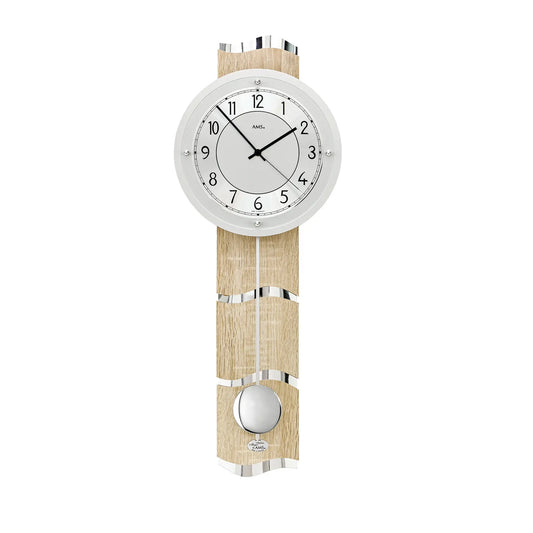 Wanduhr mit rundem Ziffernblatt, weißen Markierungen, Sonoma-Holzleisten und Pendelgewicht