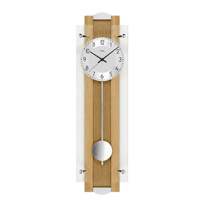 Wanduhr aus Buche mit Pendelwerk, rundem weißen Zifferblatt und Metallgewichten seitlich