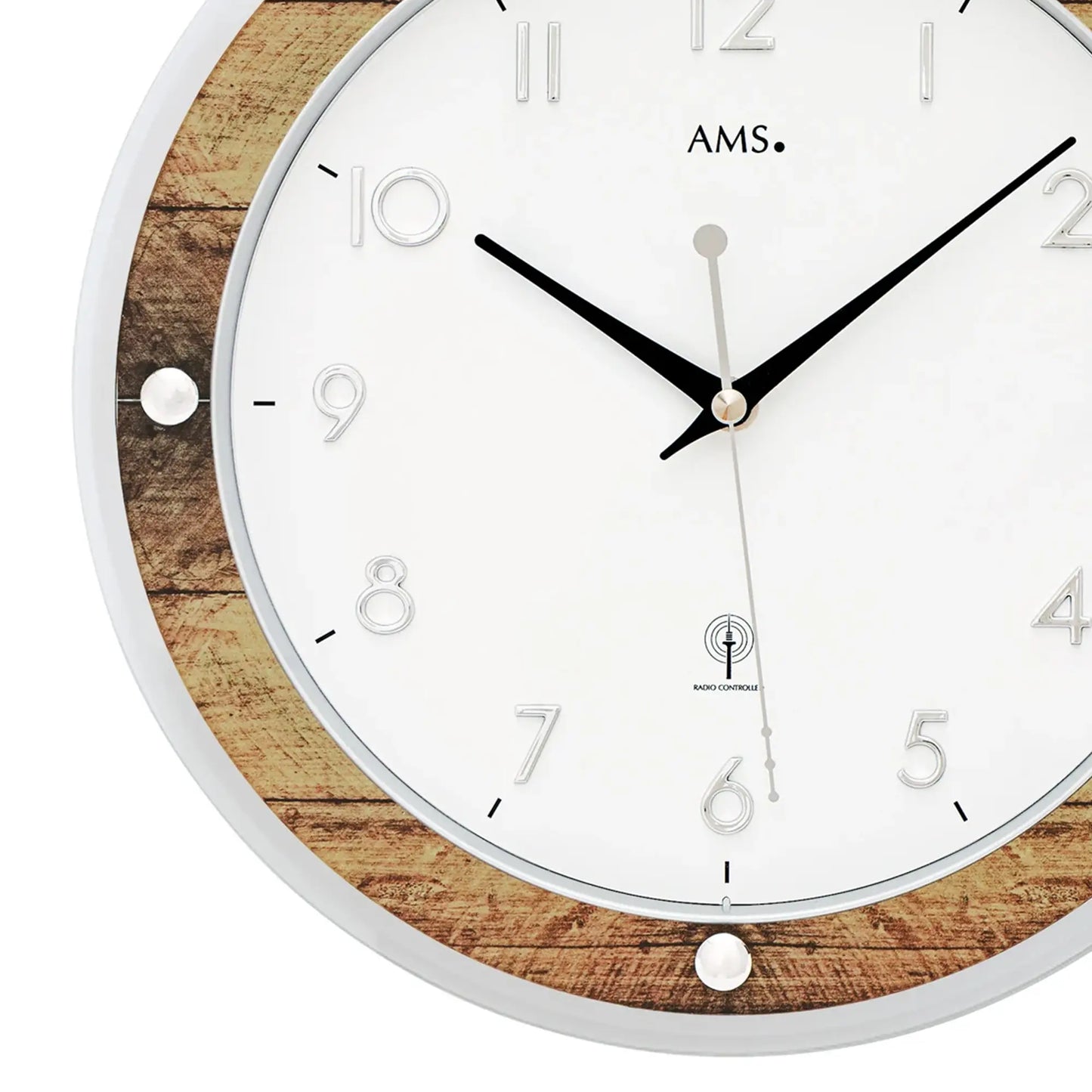 Runde AMS Funkwerk Wanduhr mit weißem Zifferblatt, schwarzen Zeigern und braunem Holzring