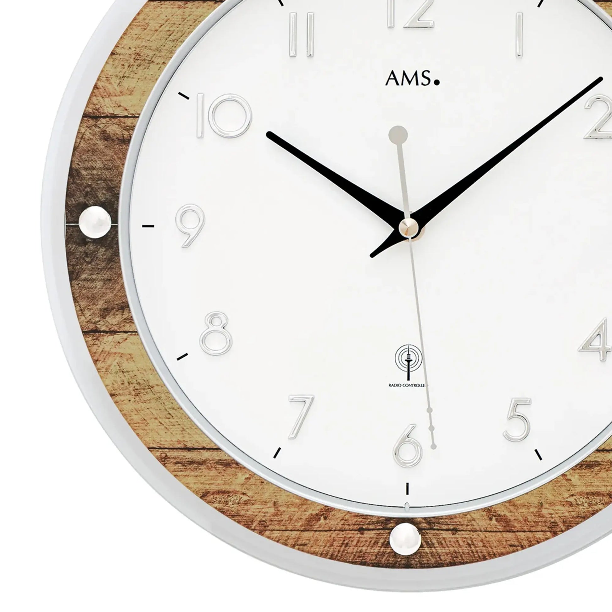 Runde AMS Funkwerk Wanduhr mit weißem Zifferblatt, schwarzen Zeigern und braunem Holzring