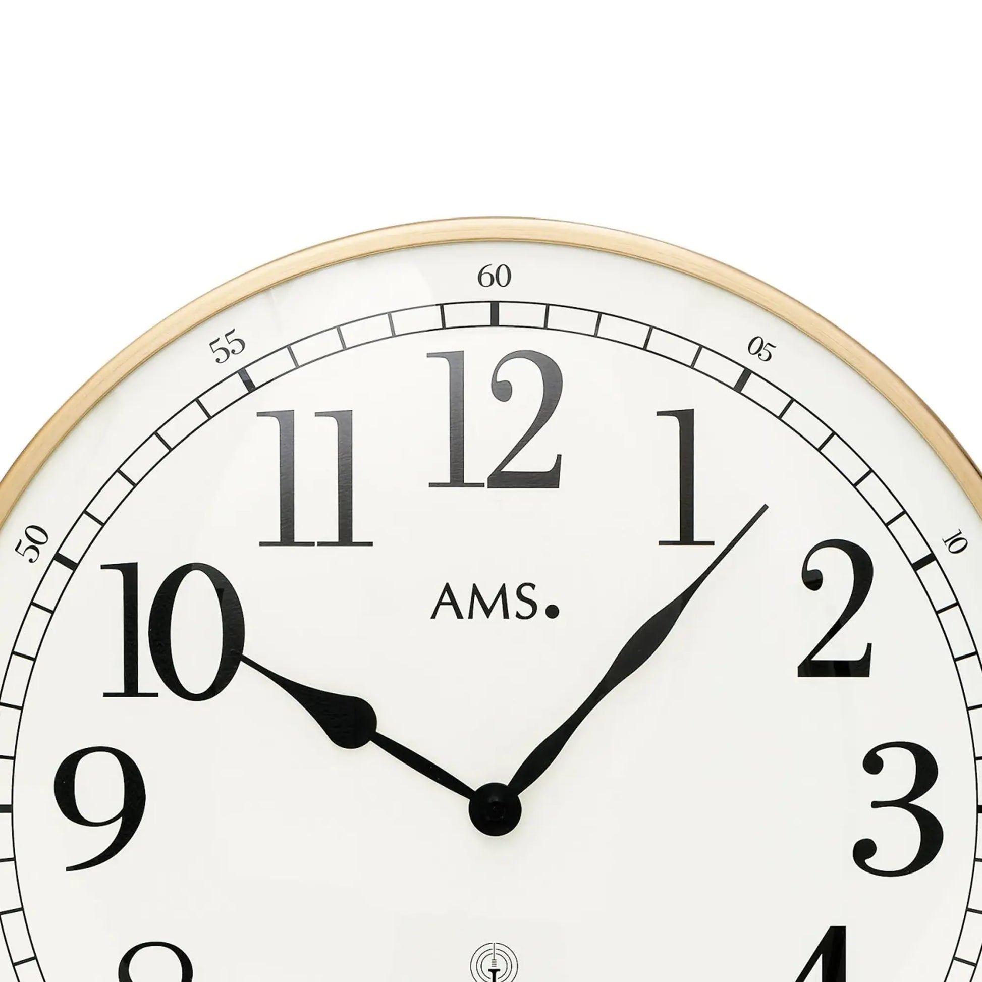 Wanduhr mit weißem Ziffernblatt, schwarzen Zeigern und AMS-Schrift, Messingrahmen
