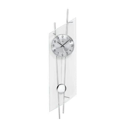 Silberne Wanduhr mit rundem Zifferblatt, schwarzen Zeigern und Kugel-Pendelgewicht
