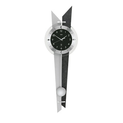 Wanduhr mit rundem Zifferblatt, schieferfarbenem Element und Pendel unten