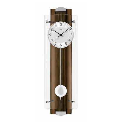 Wanduhr mit rundem Zifferblatt, Nussbaumleisten und weißem Pendel an Glasfront.