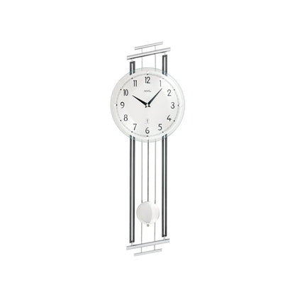 Wanduhr mit rundem Zifferblatt, Metallrahmen und hängender Pendelkugel