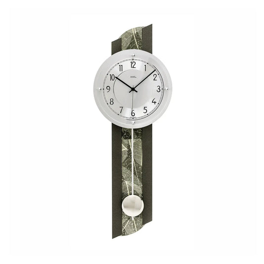 Wanduhr mit rundem Zifferblatt, schwarzen Zeigern und Pendelkugel an dunklem Rahmen