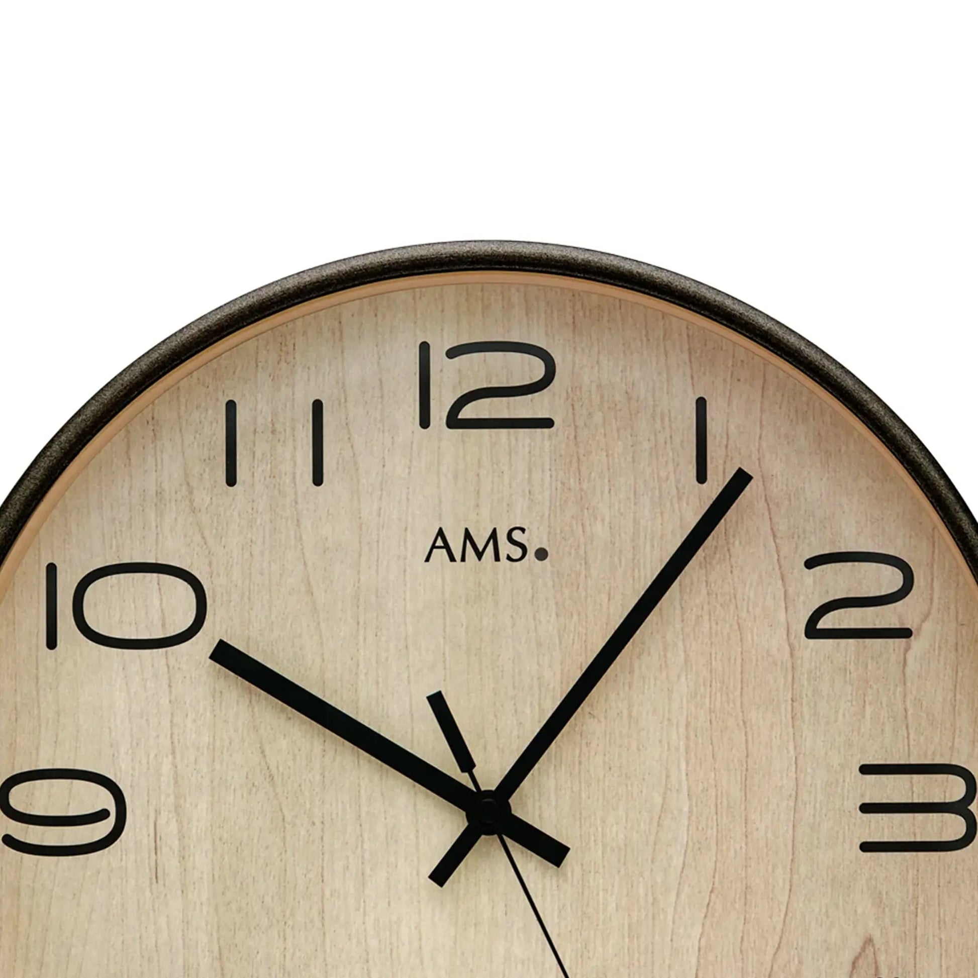Runde Wanduhr mit beigem Zifferblatt, schwarzen Ziffern und Zeigern.