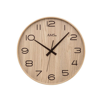 Runde AMS-Wanduhr mit Naturholz-Zifferblatt, schwarzen Zahlen, Zeigern und Mineralglas-Abdeckung.