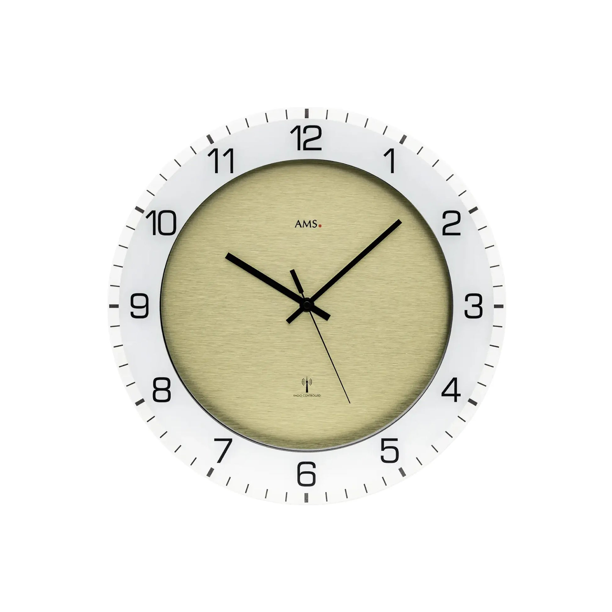 Beige Wanduhr im runden Design mit schwarzem Zeigersystem und weißem Ziffernring