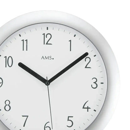 Funk-Wanduhr mit silbernem Kunststoffgehäuse, weißem Zifferblatt und schwarzen Zeigern.