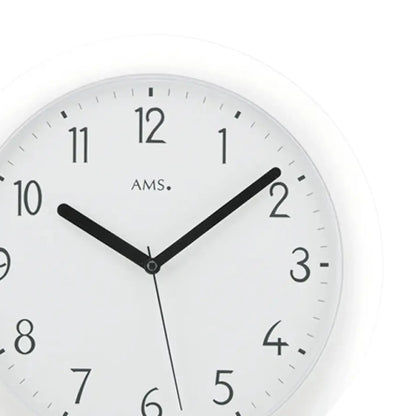 Weiße runde Wanduhr mit schwarzen Zeigern und Ziffern, AMS-Logo.
